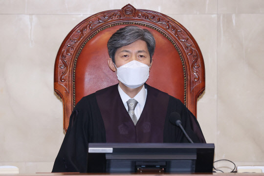 김재형 대법관이 30일 서울 서초구 대법원 대법정에서 열린 긴급조치 9호 피해자에 대한 국가배상 책임 관련 전원합의체 선고에 입장해 자리에 앉아 있다. <연합뉴스>